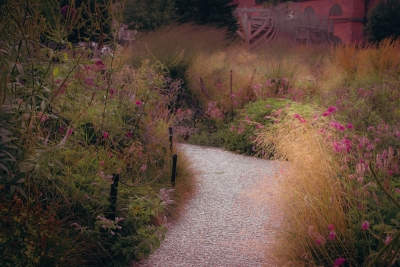 Ronde borders en gebogen paden nemen de tuin over